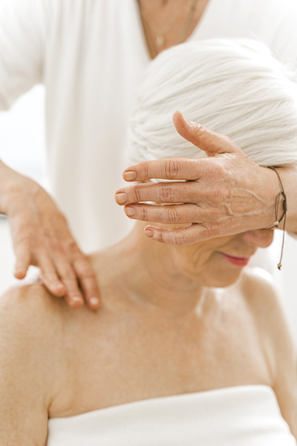 Patient/in im Sitzen bei der Frauenmassage ( Lymphdrainage)