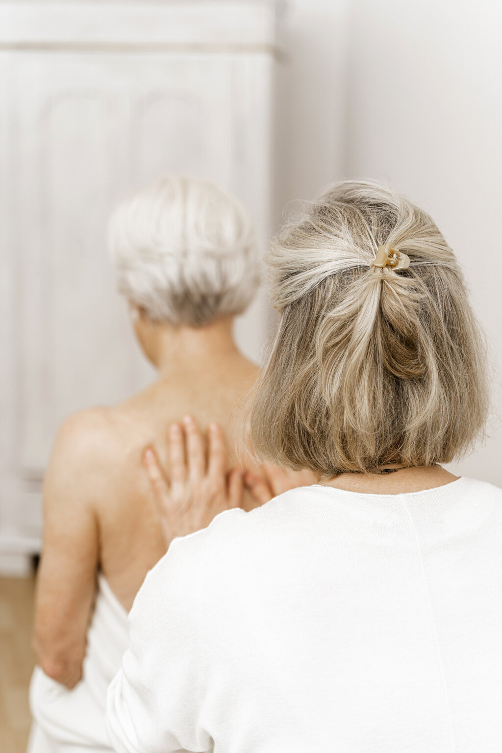 Patientin im Sitzen bei der Frauenmassage ( Lymphdrainage & Rückenmassage))