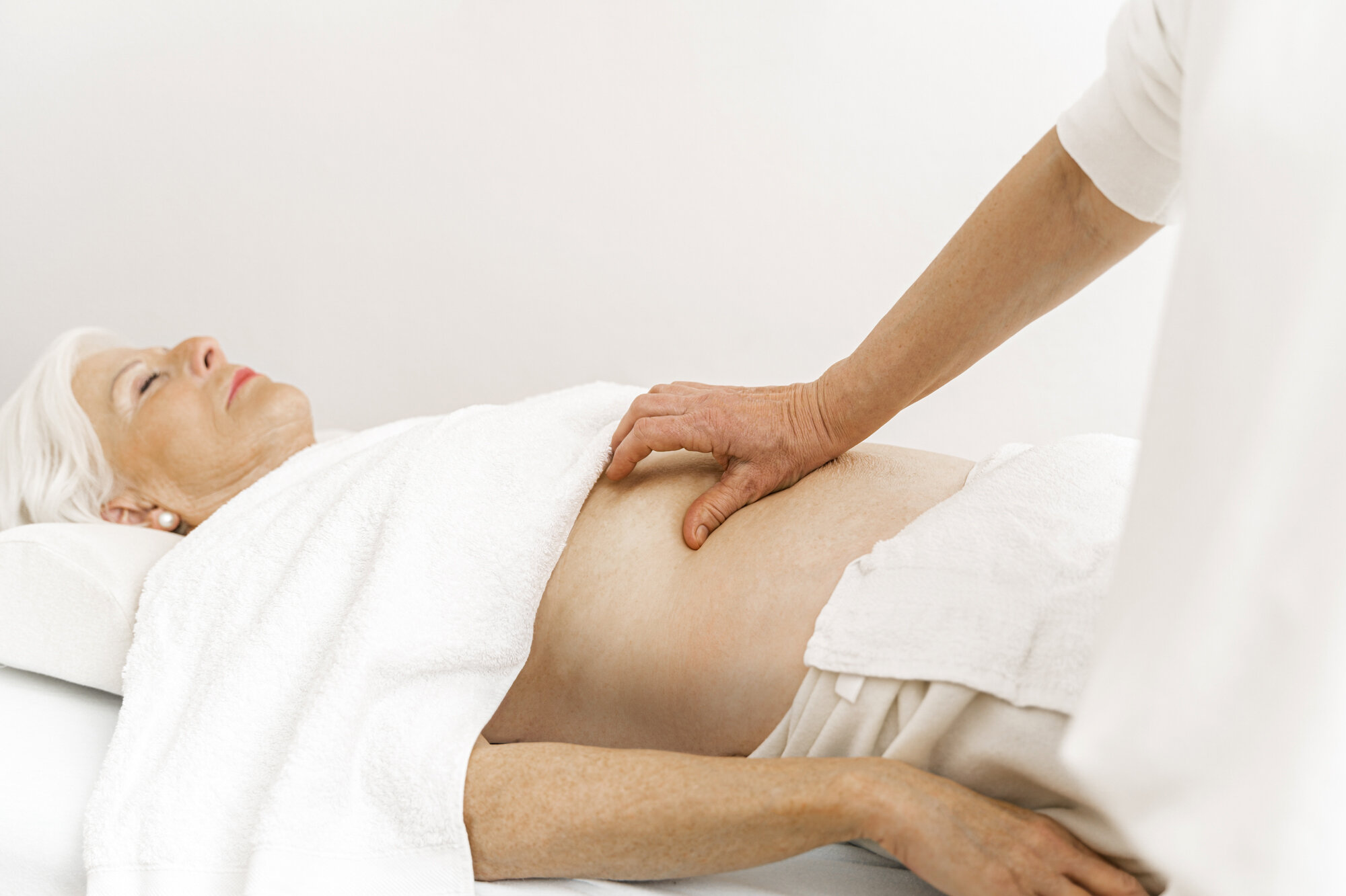 Therapeutische Frauenmassage: Behandlung der Organe des Ober- und Unterbauchs